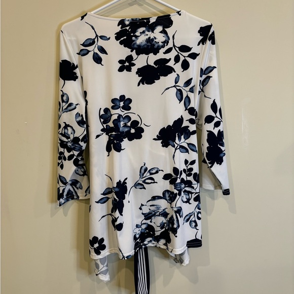 MICHAEL TAYLOR WHITE AND BLUE FLORAL TOP - Picture 4 of 8
